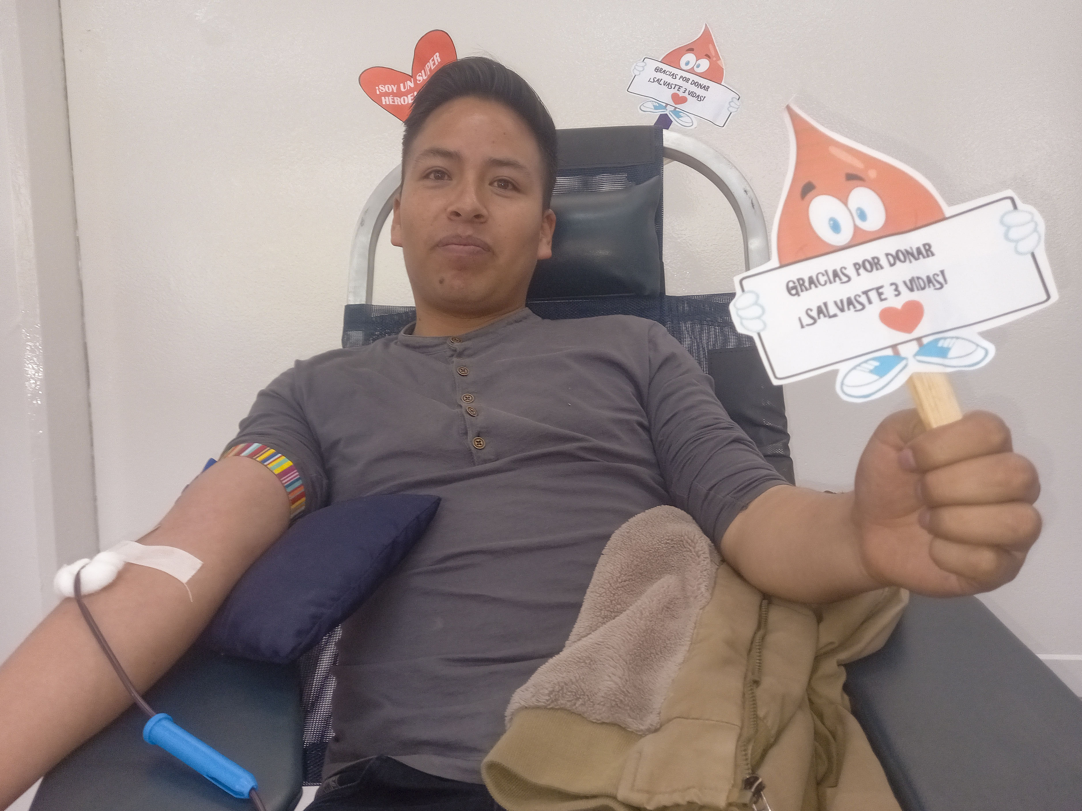 Fotografía de los voluntarion donando sangre.