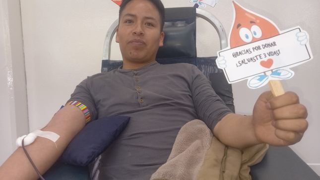 Fotografía de los voluntarion donando sangre.