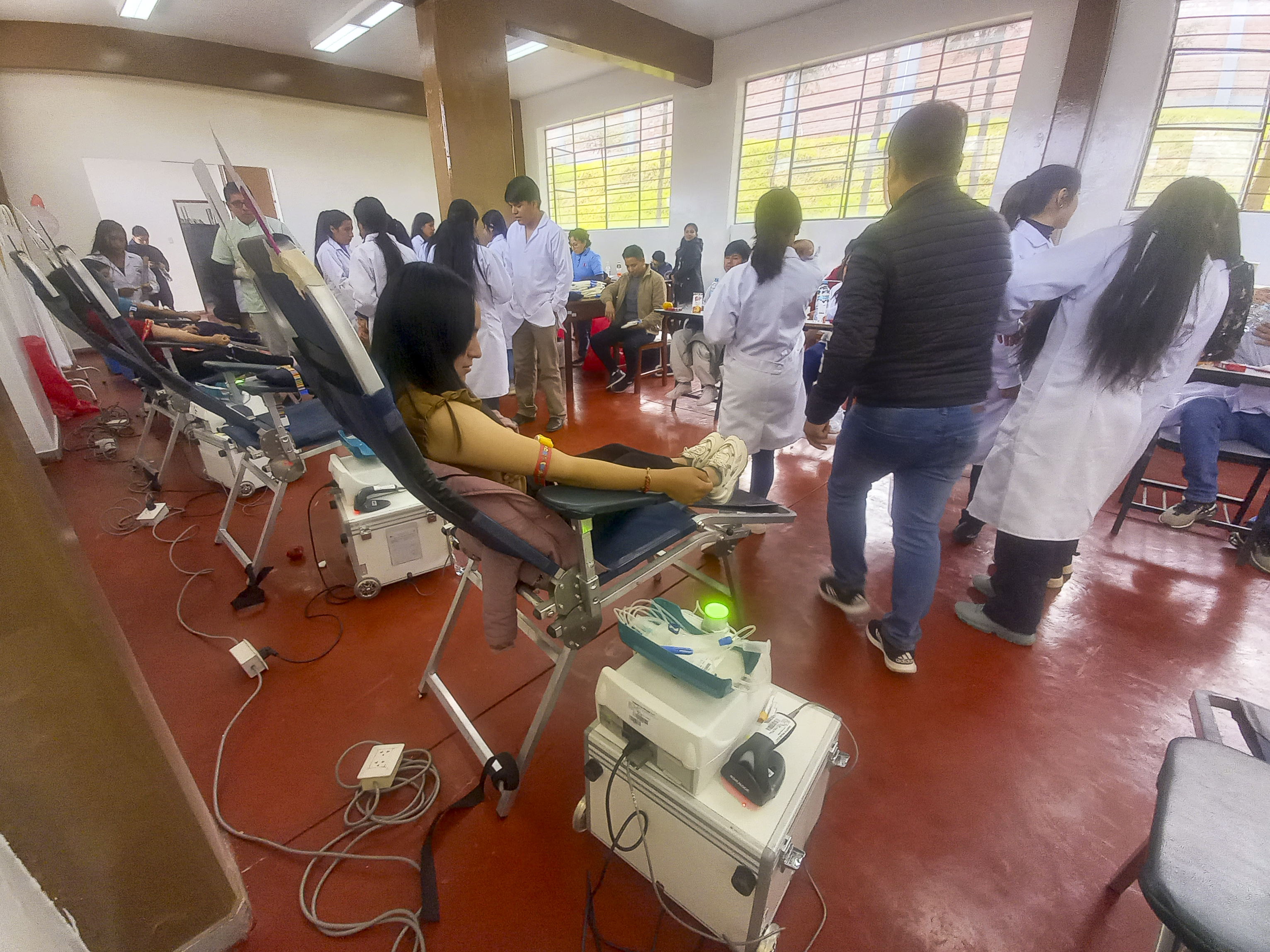 Fotografía de los voluntarion donando sangre.