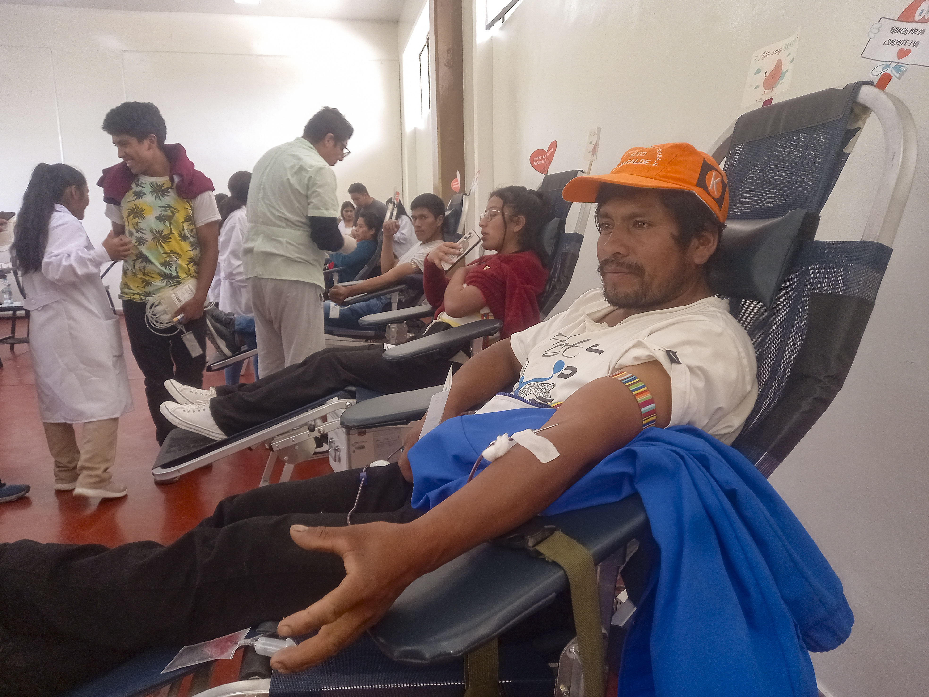 Fotografía de los voluntarion donando sangre.