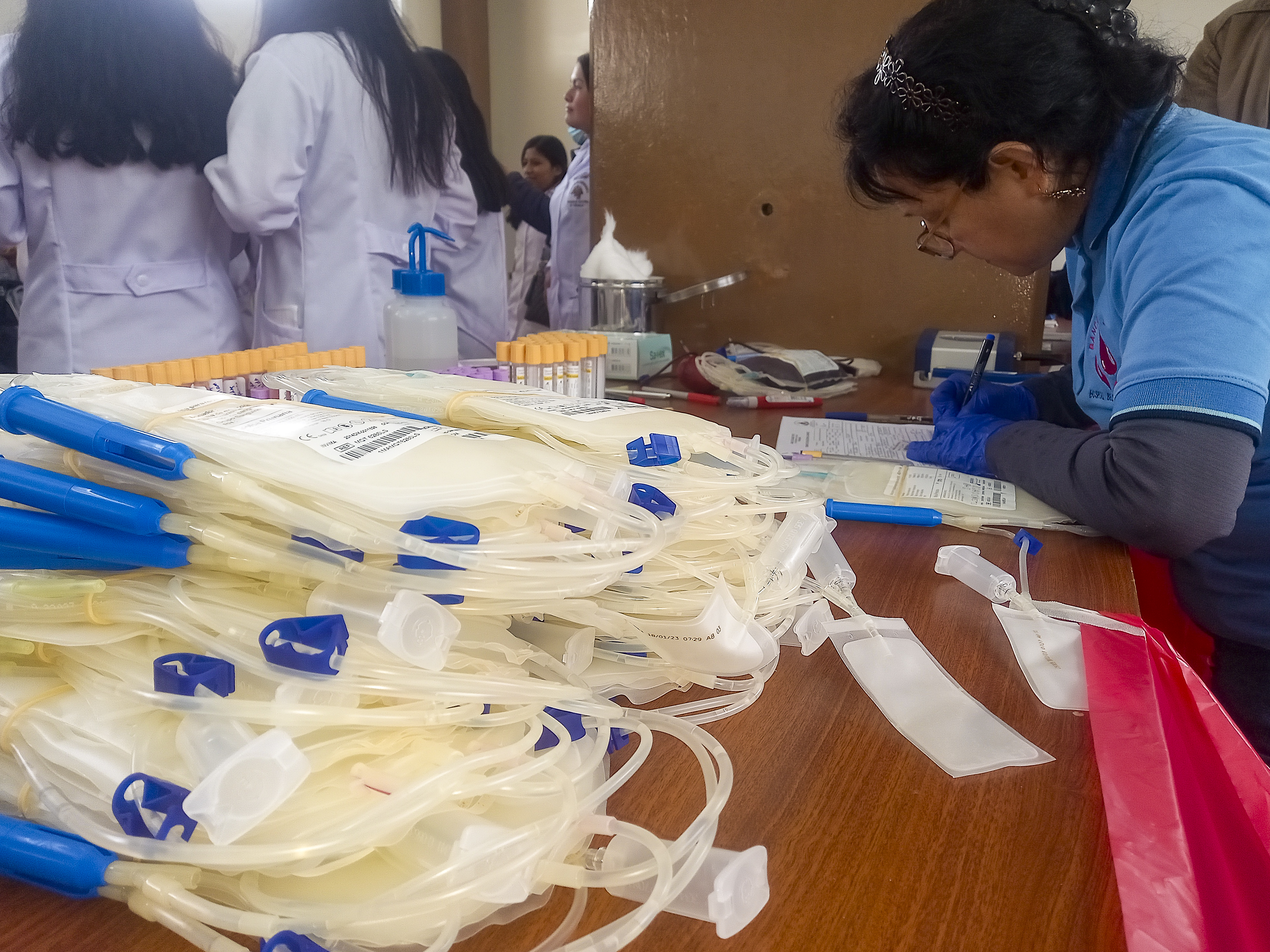 Fotografía de los voluntarion donando sangre.