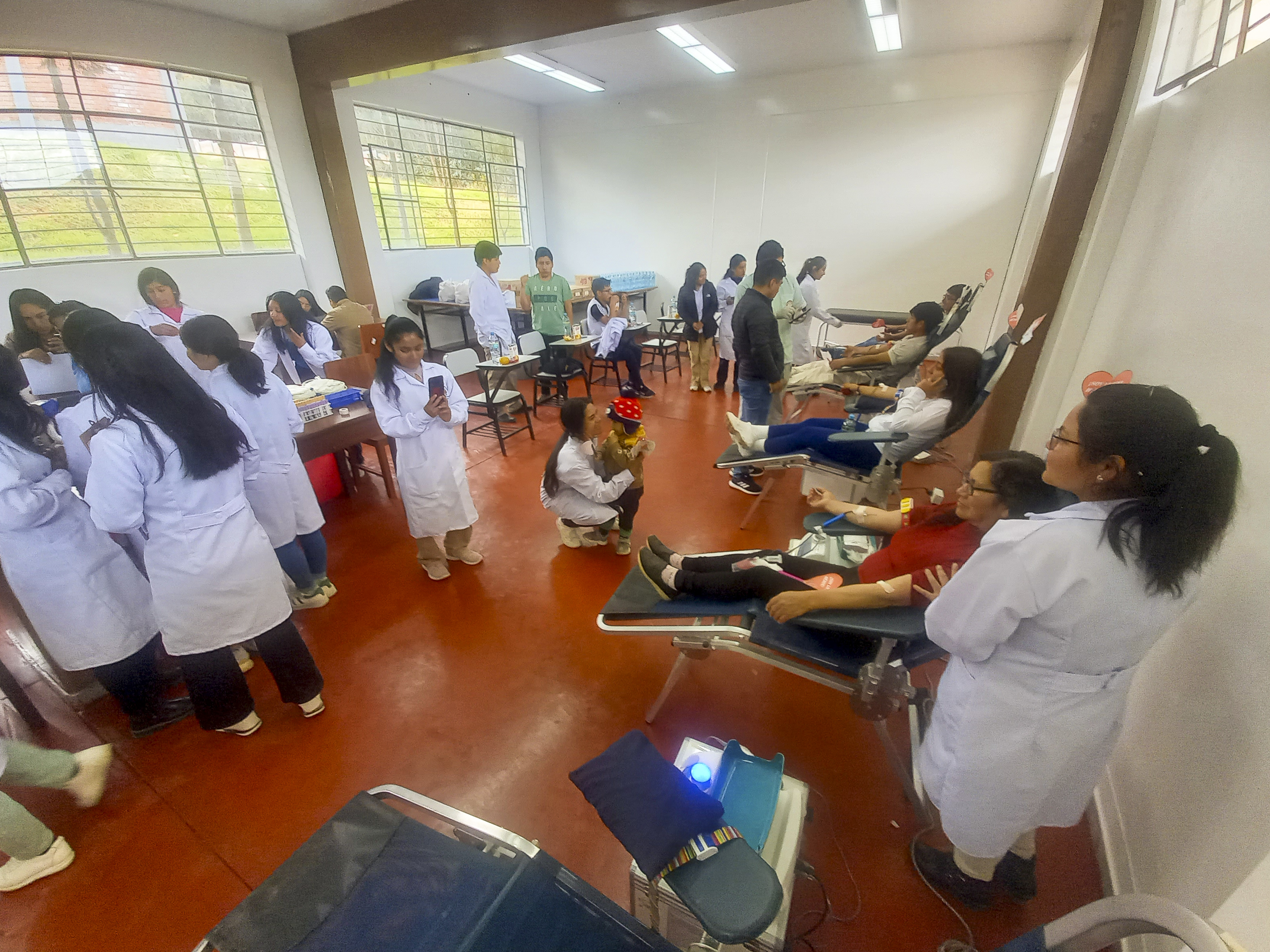 Fotografía de los voluntarion donando sangre.