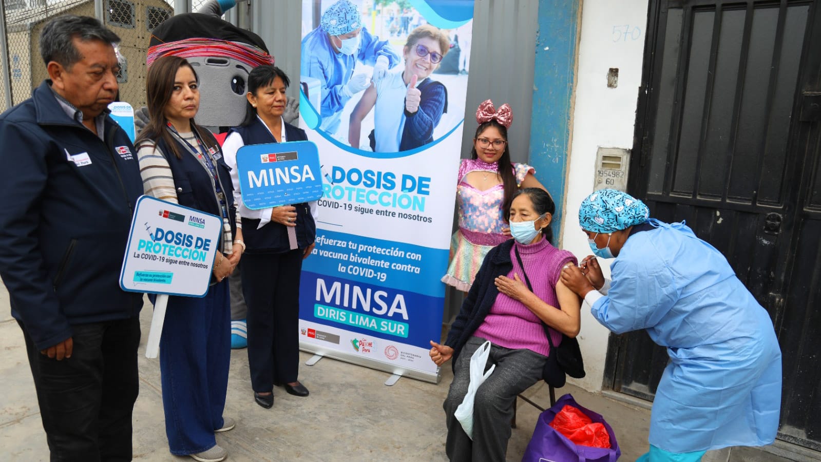 Amas de casa, obreros, transportistas y población en general se beneficia con la vacunación itinerante contra la covid-19