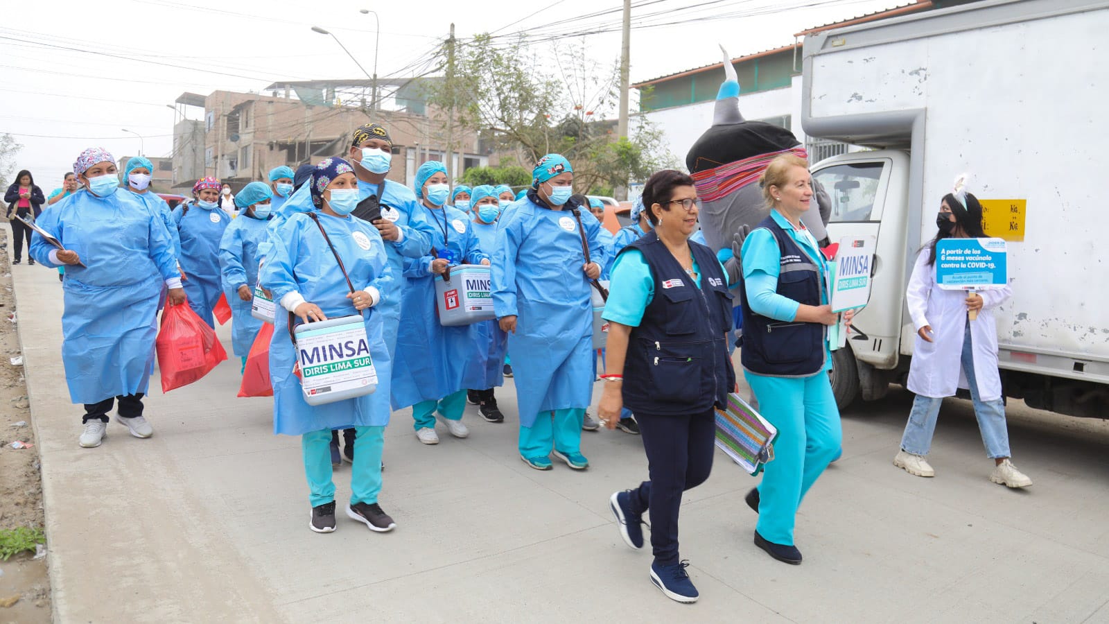 Amas de casa, obreros, transportistas y población en general se beneficia con la vacunación itinerante contra la covid-19