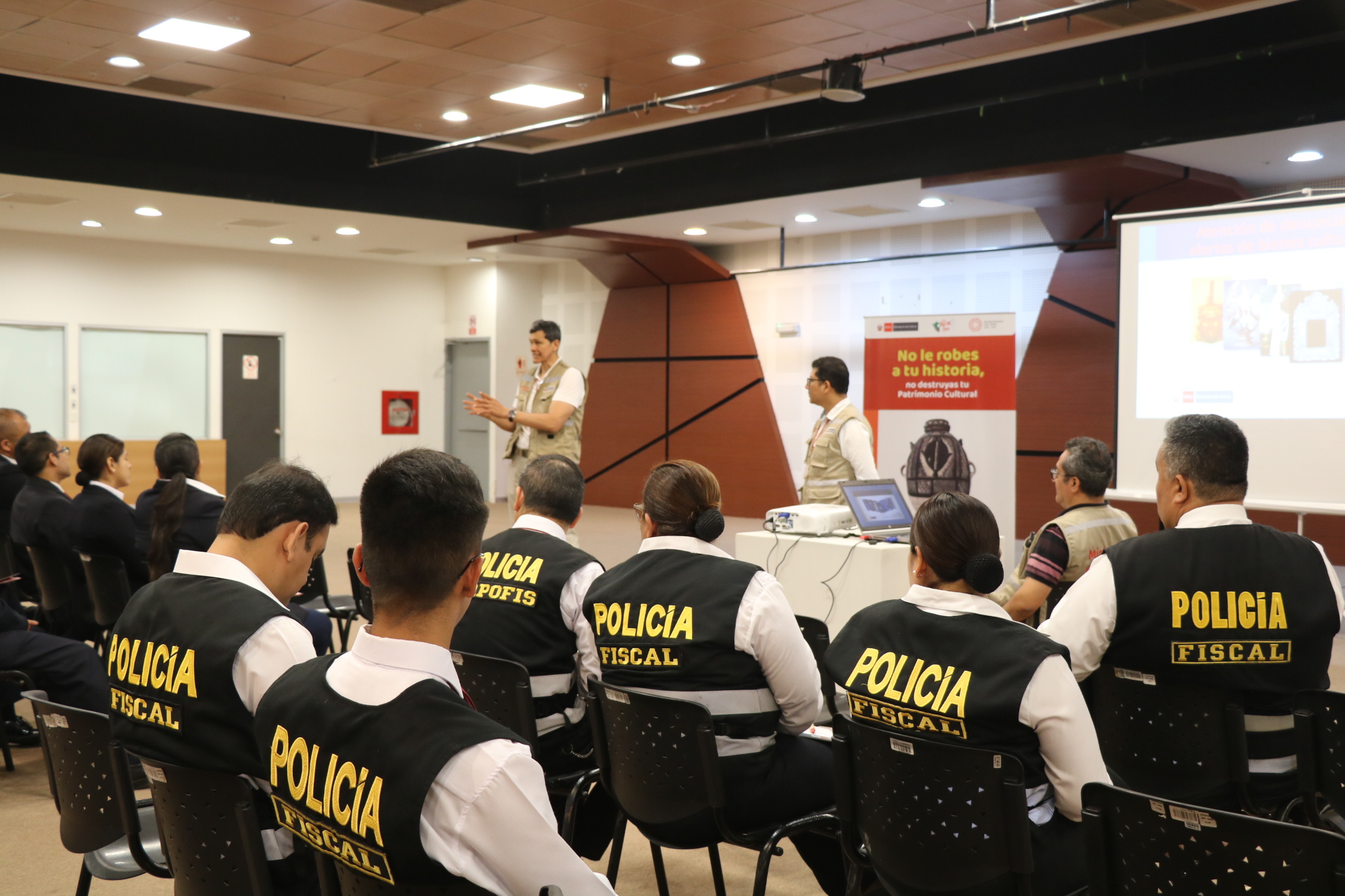 Ministerio de Cultura capacitó a efectivos PNP y oficiales de Sunat - Aduanas sobre la lucha contra tráfico ilícito de bienes culturales