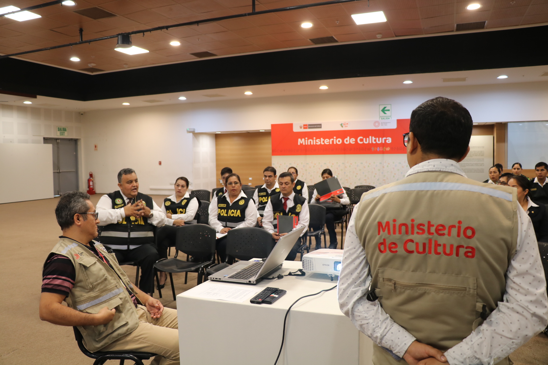 Ministerio de Cultura capacitó a efectivos PNP y oficiales de Sunat - Aduanas sobre la lucha contra tráfico ilícito de bienes culturales