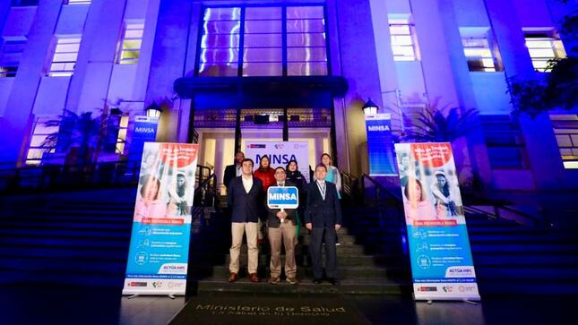 Sede central del Minsa se iluminó de azul para impulsar campaña de prevención de la diabetes