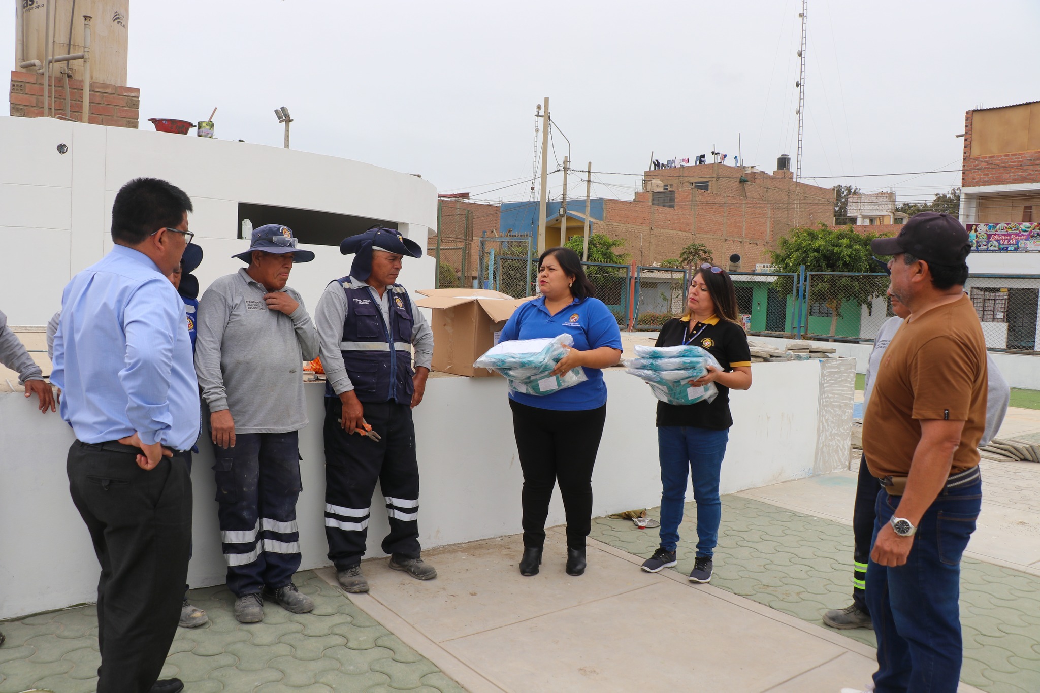 ALCALDE DE HUAURA ENTREGA A PERSONAL DE SERVICIOS PÚBLICOS MASCARILLAS COMUNITARIAS COMO MEDIDA DE PROTECCIÓN SANITARIA