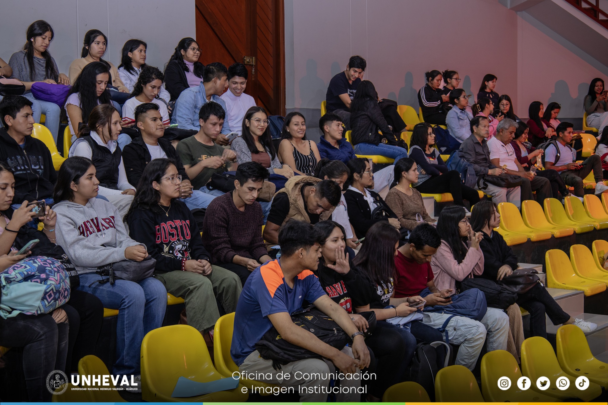 Estudiantes destacan su talento en el Festival de la Voz Valdizana