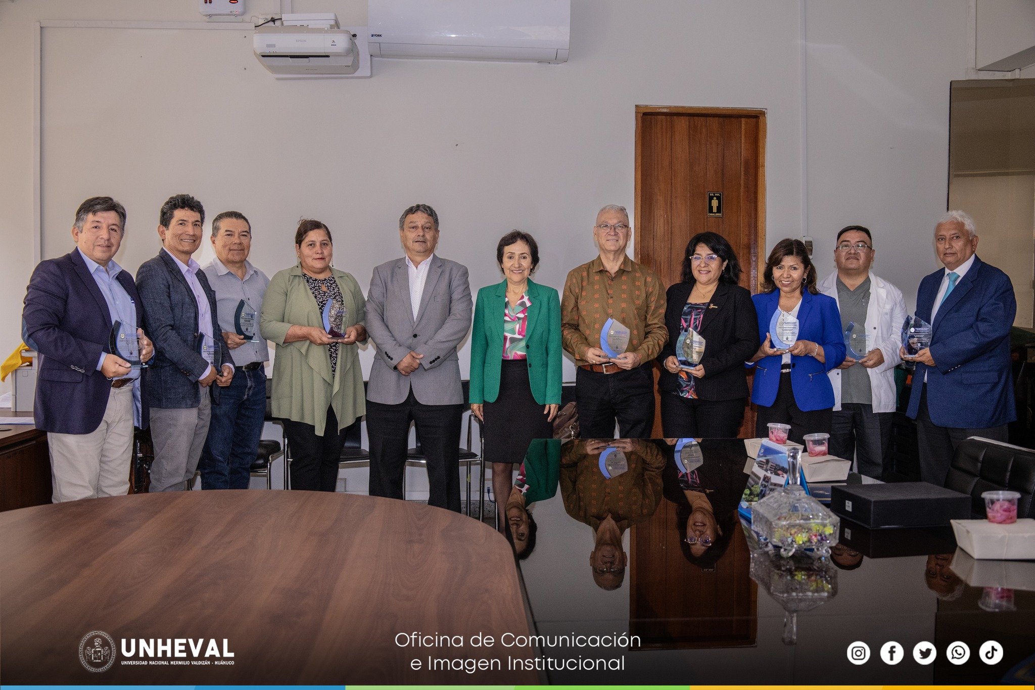 Clausura exitosa del WEBINAR 2023 "Compartiendo experiencias docentes" en la UNHEVAL