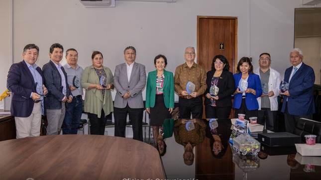 Clausura exitosa del WEBINAR 2023 "Compartiendo experiencias docentes" en la UNHEVAL