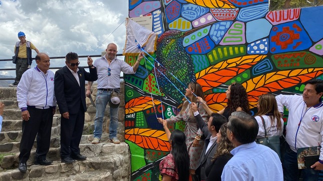 La Municipalidad Provincial de Cajamarca, inauguró los 8 primeros murales turísticos y culturales que fueron elaborados por artistas cajamarquinos y representan a la riqueza cultural de nuestra ciudad. 
🤝Son más de 40 murales que tienen como objetivo reforzar la identidad cajamarquina e impulsar el arte local con identidad histórica y patrimonial; y se ha realizado en coordinación con Newmont Yanacocha.
✅En los próximos días, seguiremos conociendo todos los murales que se han elaborado en distintos puntos de la ciudad. 