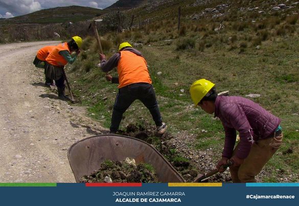 Con una inversión superior a los 60 mil soles, se viene realizando el mantenimiento rutinario del camino vecinal La Masma -Dv. Carbón Alto -Dv. Collpa - Dv. Campo Alegre –Huanico de 16.140 Km, ubicado en los distritos de Namora y Encañada, ejecutada por la empresa contratista GIRL POWER EIRL, que tiene un avance del 65%.
✅Este mantenimiento rutinario tiene como objetivo mejorar la calzada, el sistema drenaje, el control de la vegetación,bacheo, limpieza de cunetas, la señalización y el cuidado del medio ambiente. Estos trabajos continuarán hasta fines de año y permitirán tener mayor accesibilidad a diferentes caseríos.