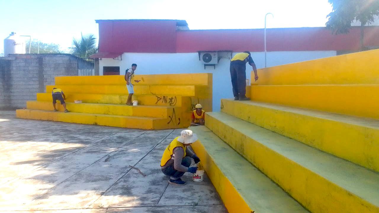 Tutelados de Medio Libre de Puerto Maldonado realizan limpieza y pintado de parque Centenario