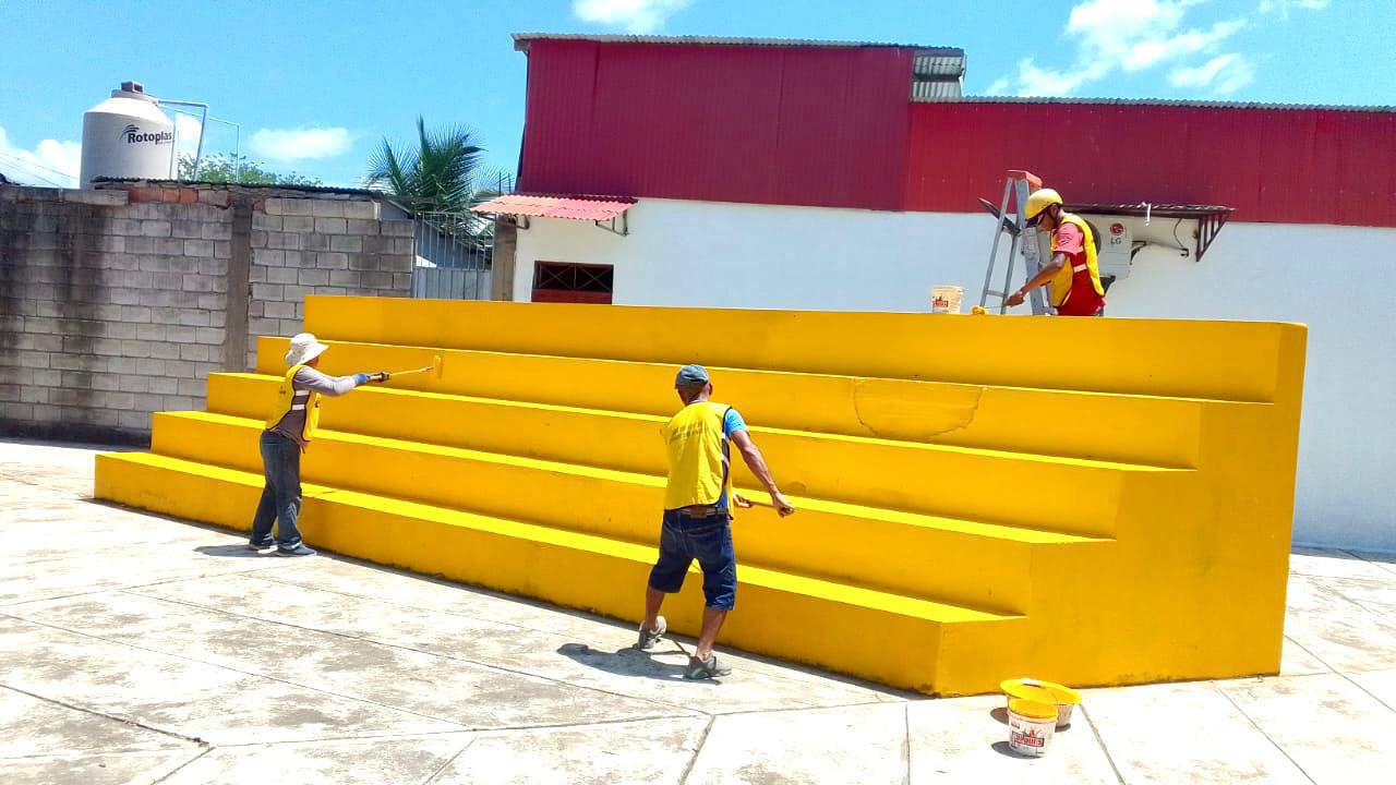 Tutelados de Medio Libre de Puerto Maldonado realizan limpieza y pintado de parque Centenario