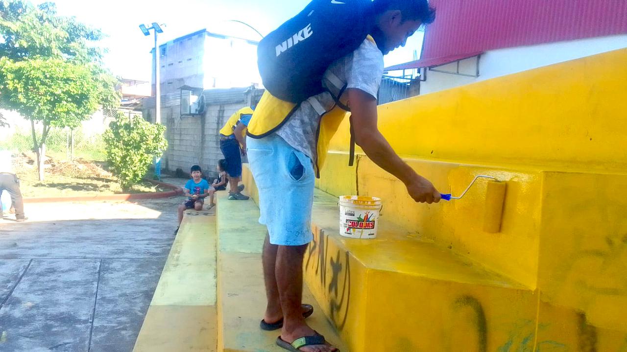 Tutelados de Medio Libre de Puerto Maldonado realizan limpieza y pintado de parque Centenario