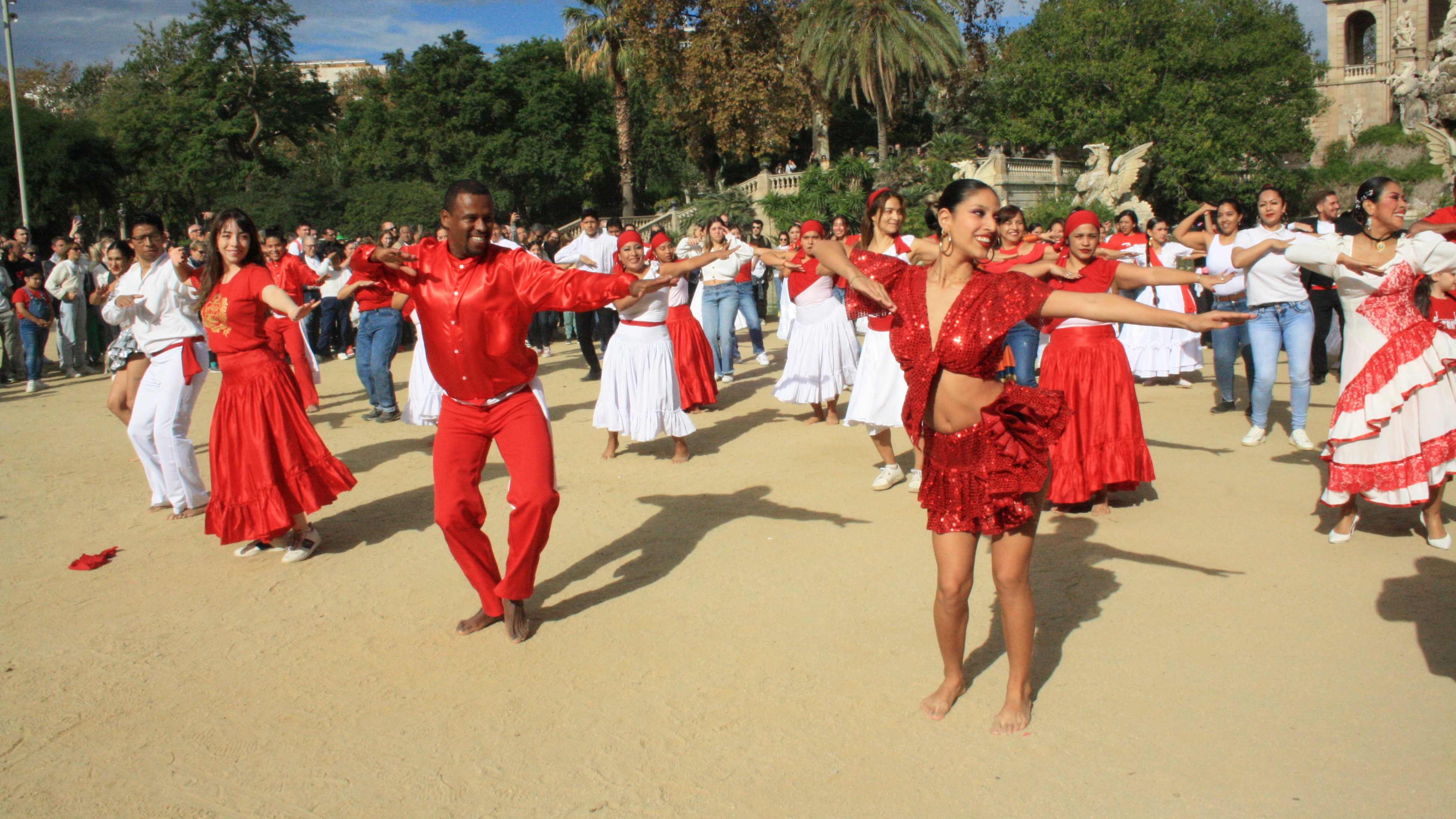 Consulado General del Perú en Barcelona promueve la cultura nacional con un flashmob de festejo