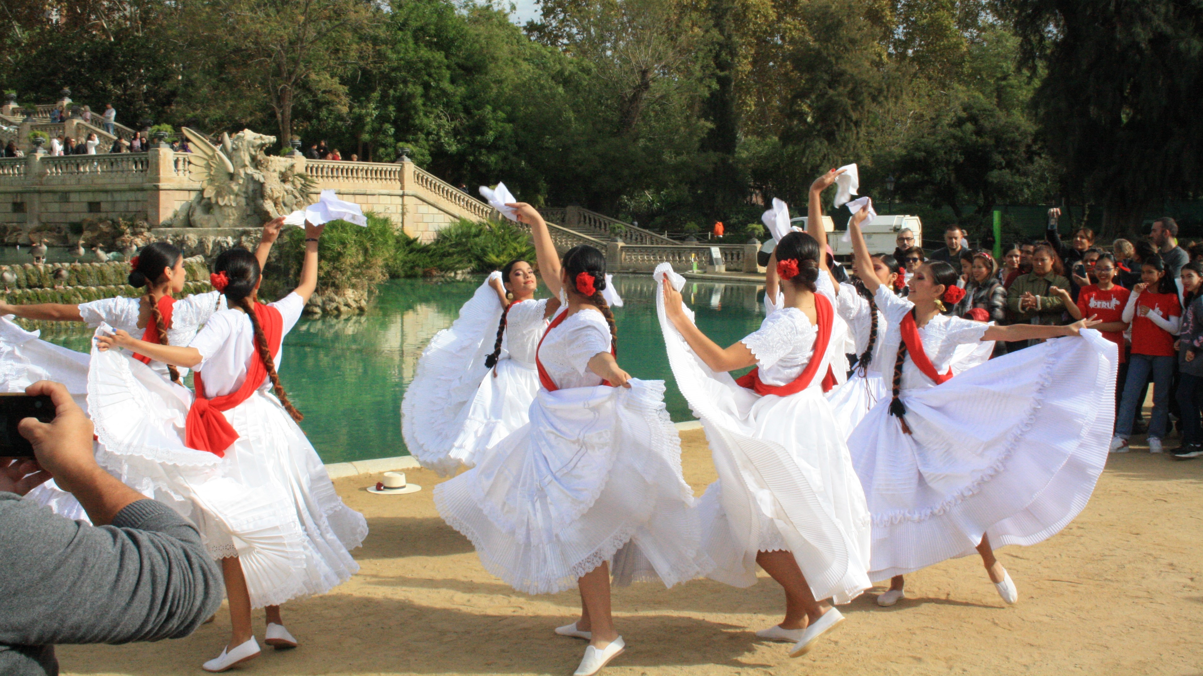 Consulado General del Perú en Barcelona promueve la cultura nacional con un flashmob de festejo