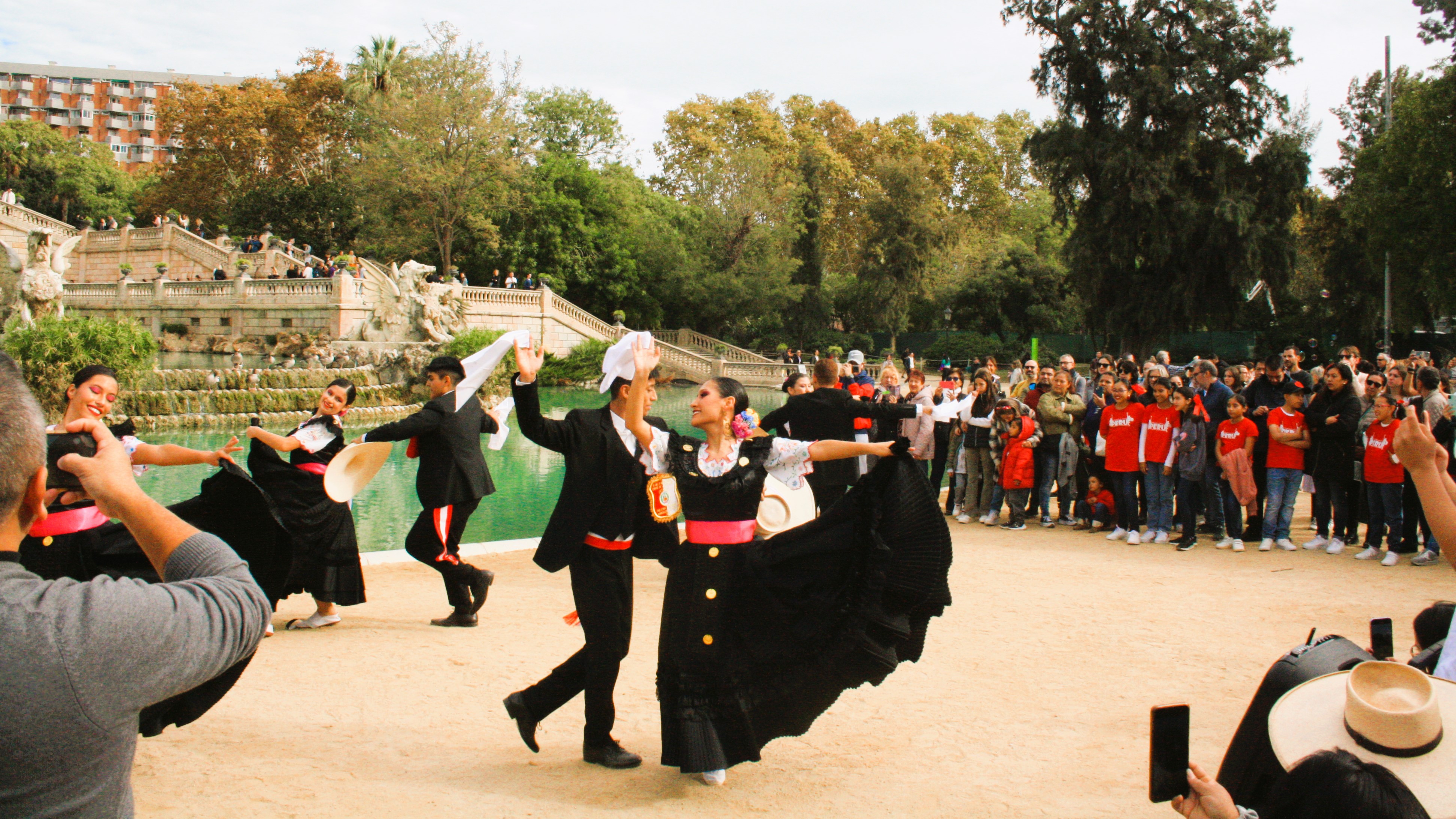Consulado General del Perú en Barcelona promueve la cultura nacional con un flashmob de festejo