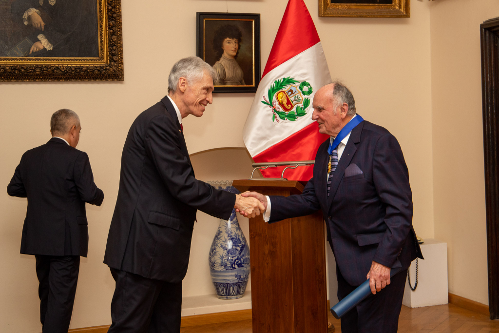 Condecoración al Cónsul Honorario del Perú en Torun, Polonia