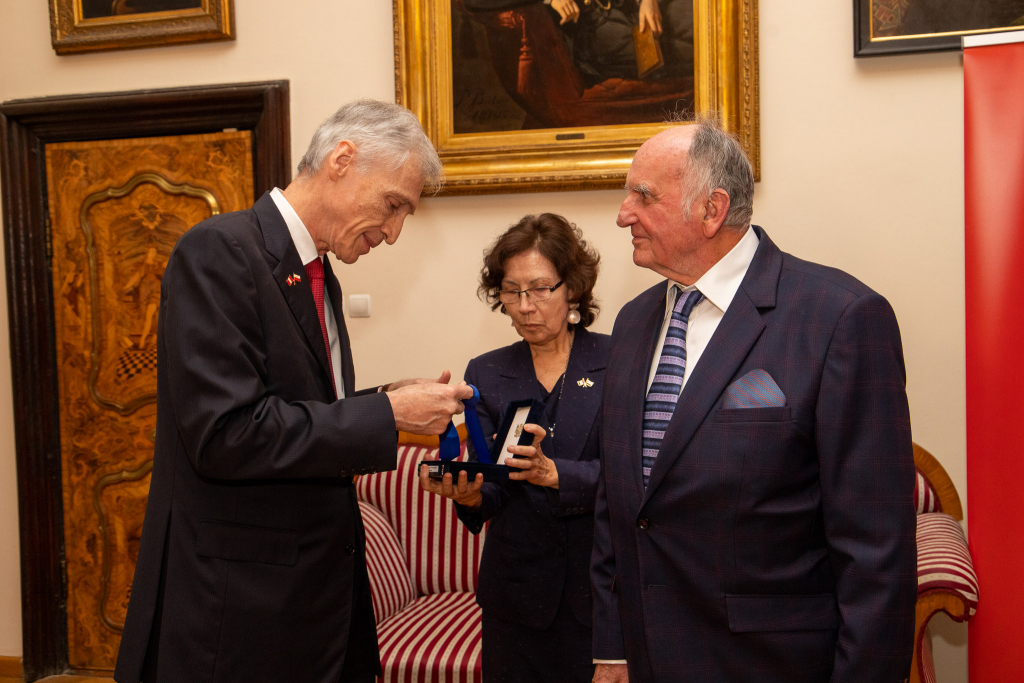 Condecoración al Cónsul Honorario del Perú en Torun, Polonia