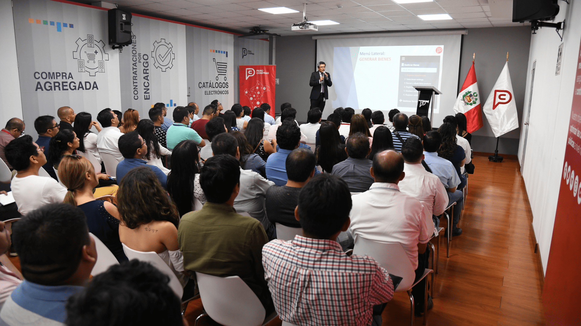 Foto referencial de una charla en el auditorio de PERÚ COMPRAS