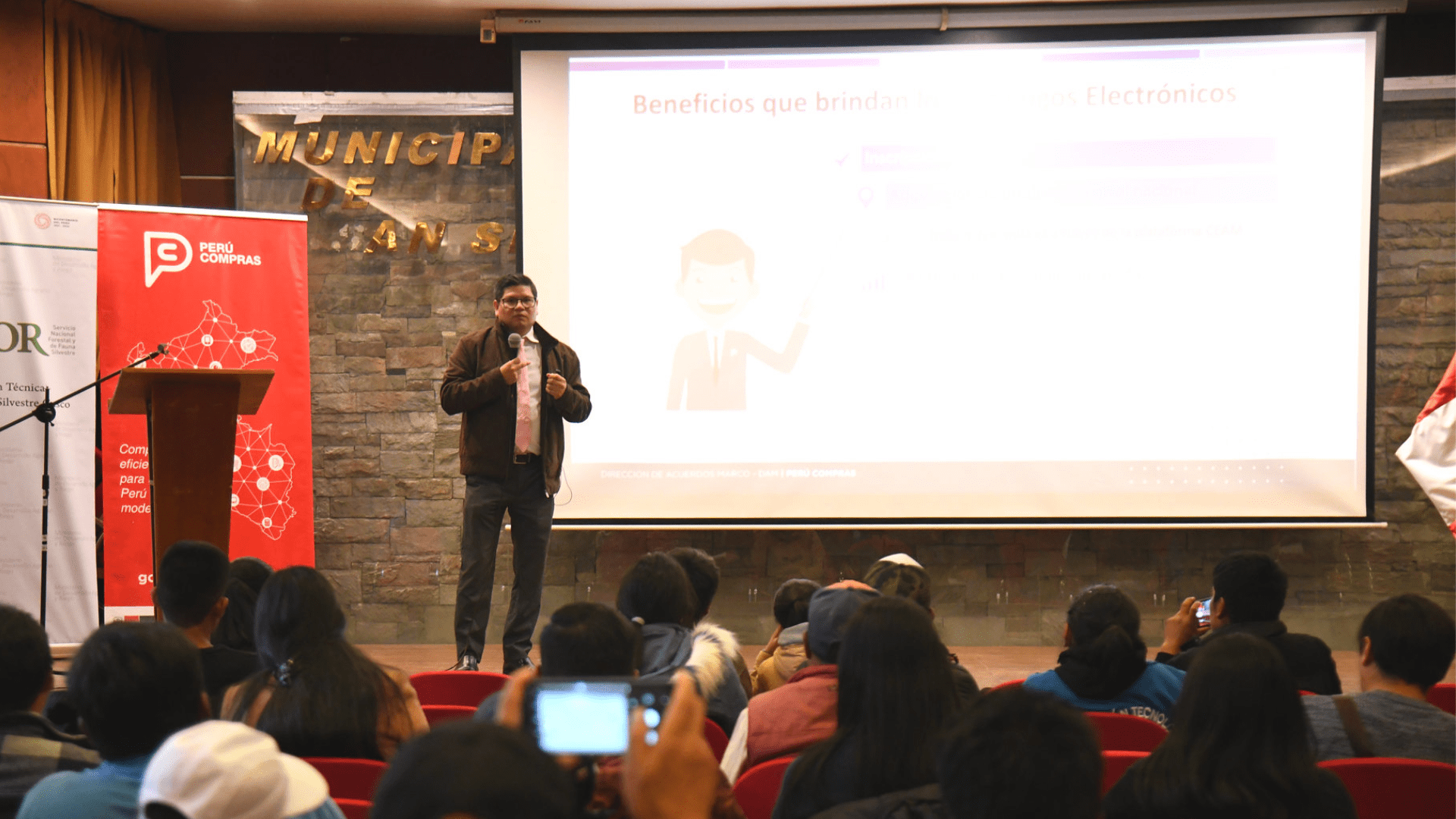 Foto referencial de una charla en una región