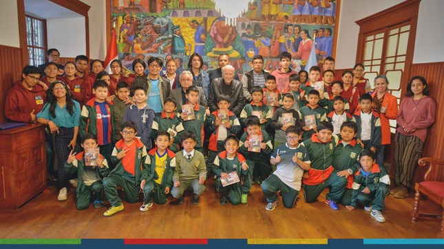Con la presencia del profesor Julio Sarmiento y el padre Miguel Garnet, importantes historiadores y conocedores de la cultura, se desarrolló esta importante conversatorio que recorrió en el tiempo todos los juegos tradicionales de los que muchos cajamarquinos han disfrutado. 
👶Las escondidas, el trompo, el bolero y las canicas fueron algunos de los juegos que mencionaron los niños presentes de la Institución Juan Clemente Vergel. 
🪀¿Y tú qué juegos de tu infancia recuerdas? 