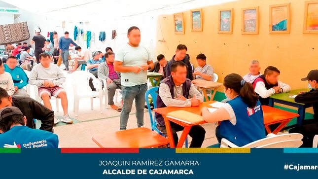 La subgerencia de Programas Sociales y Empadronamiento de la Municipalidad Provincial de Cajamarca, en colaboración con la Defensoría del Pueblo y la participación activa de la DEMUNA Cajamarca, ha llevado a cabo una significativa iniciativa en el penal de Huacariz. El propósito principal de esta intervención ha sido la realización de una encuesta exhaustiva con el objetivo de comprender a fondo la situación familiar de los internos, centrándose especialmente en su carga familiar.
✍️Esta última se define por la presencia de hijos menores de 21 años, considerando aspectos como salud, educación, roles de responsabilidad, y otros factores relevantes que influyen en la vida de los reclusos.
✅La recolección de datos persigue la meta de informar la toma de decisiones, permitiendo así la implementación de acciones concretas y coordinadas por parte del Comité Municipal de Defensa de los Derechos del Niño y del Adolescente (COMUDENA), así como otros actores sociales comprometidos con la promoción, defensa y restitución de los derechos de los niños y niñas identificados en el proceso.
