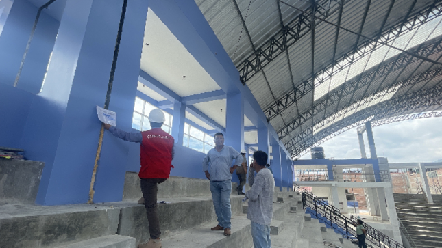 La Contraloría General advirtió a la Municipalidad Distrital de Pichanaqui (provincia de Chanchamayo) sobre los riesgos técnicos y financieros ocurridos durante la construcción de un coliseo de más de S/ 4 millones y cuya obra ha tenido hasta nueve suspensiones de plazo, desde febrero del 2021, fecha en que empezaron los trabajos.