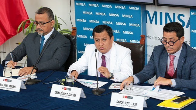Ministro Vásquez pide tregua a profesionales de la salud para concretar más aumentos salariales 