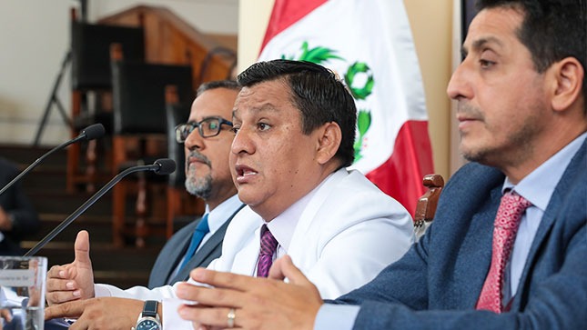 Ministro Vásquez pide tregua a profesionales de la salud para concretar más aumentos salariales