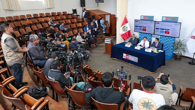 Ministro Vásquez pide tregua a profesionales de la salud para concretar más aumentos salariales