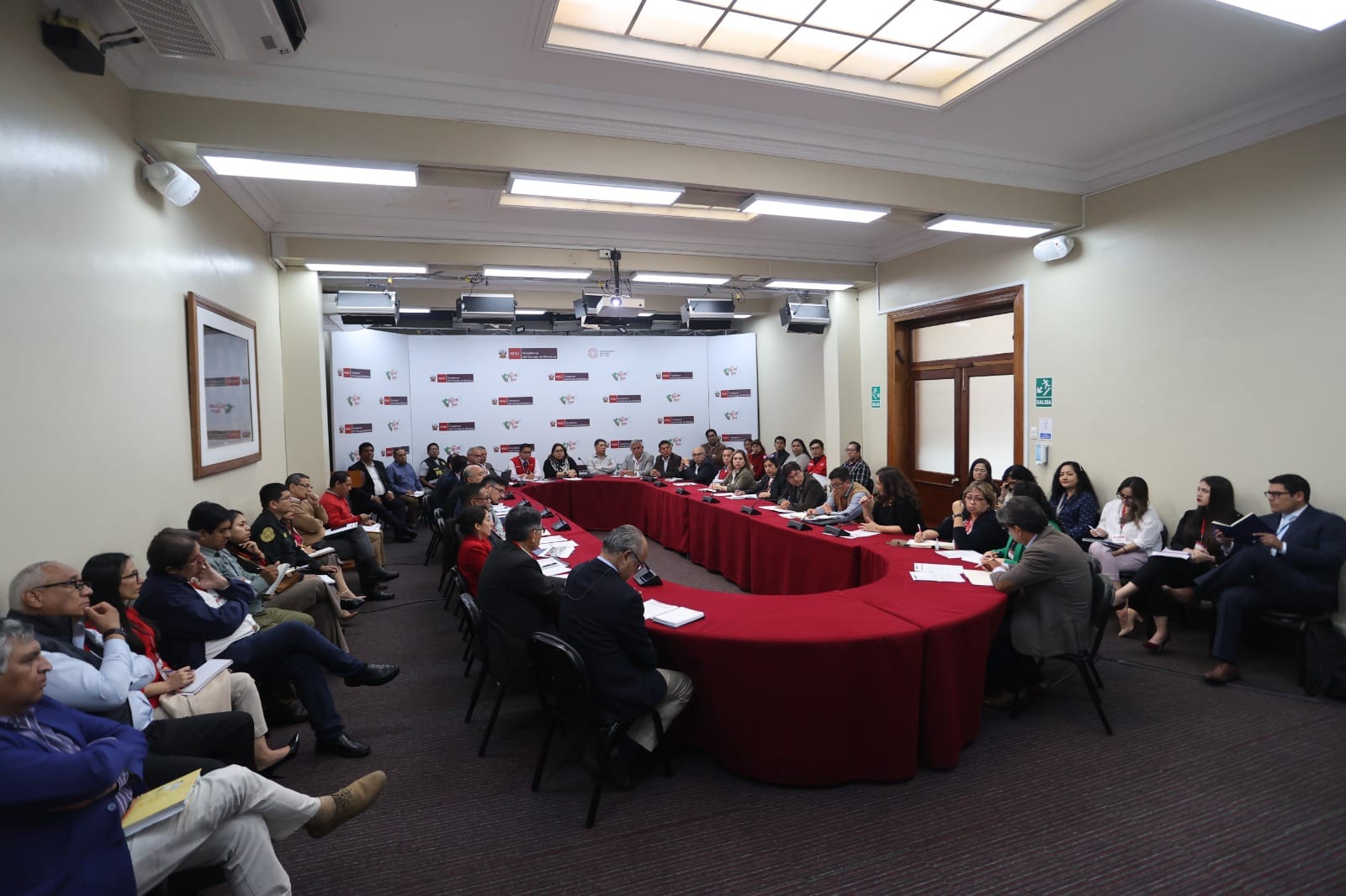 Alcalde provincial se reΓΊne en sede de PCM para coordinar ejecuciΓ³n del PAT y PDU de Huaral