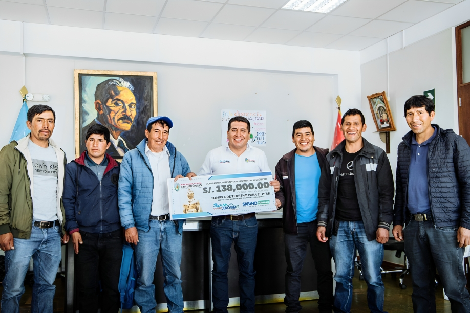 ALCALDE DE SAN JERÓNIMO, SABINO PORTILLO ENTREGA CHEQUE DE 138 MIL SOLES AL PRESIDENTE DE OLLABAMBA POR LA ADQUISICIÓN DEL TERRENO DEL PTAR