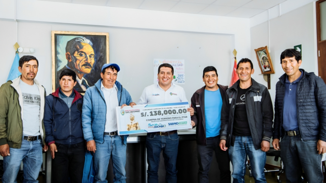 ALCALDE DE SAN JERÓNIMO, SABINO PORTILLO ENTREGA CHEQUE DE 138 MIL SOLES AL PRESIDENTE DE OLLABAMBA POR LA ADQUISICIÓN DEL TERRENO DEL PTAR