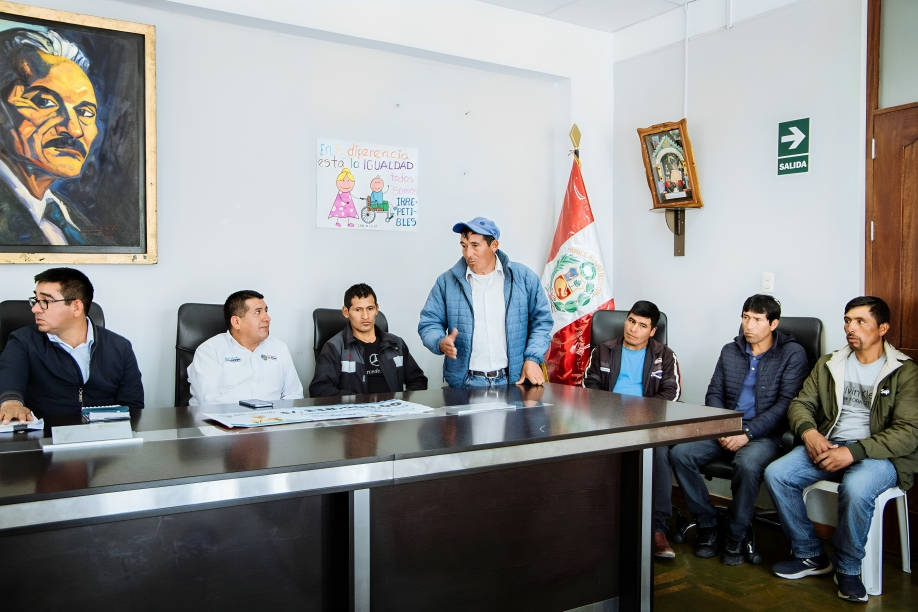 ALCALDE DE SAN JERÓNIMO, SABINO PORTILLO ENTREGA CHEQUE DE 138 MIL SOLES AL PRESIDENTE DE OLLABAMBA POR LA ADQUISICIÓN DEL TERRENO DEL PTAR