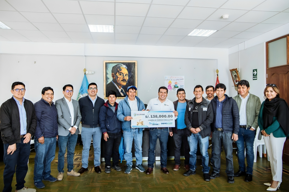 ALCALDE DE SAN JERÓNIMO, SABINO PORTILLO ENTREGA CHEQUE DE 138 MIL SOLES AL PRESIDENTE DE OLLABAMBA POR LA ADQUISICIÓN DEL TERRENO DEL PTAR