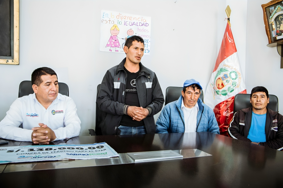 ALCALDE DE SAN JERÓNIMO, SABINO PORTILLO ENTREGA CHEQUE DE 138 MIL SOLES AL PRESIDENTE DE OLLABAMBA POR LA ADQUISICIÓN DEL TERRENO DEL PTAR