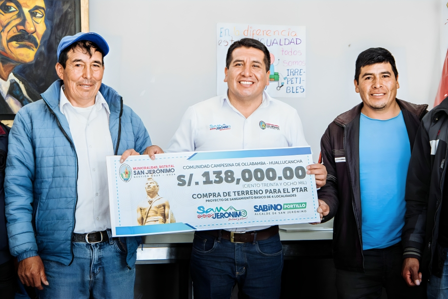 ALCALDE DE SAN JERÓNIMO, SABINO PORTILLO ENTREGA CHEQUE DE 138 MIL SOLES AL PRESIDENTE DE OLLABAMBA POR LA ADQUISICIÓN DEL TERRENO DEL PTAR