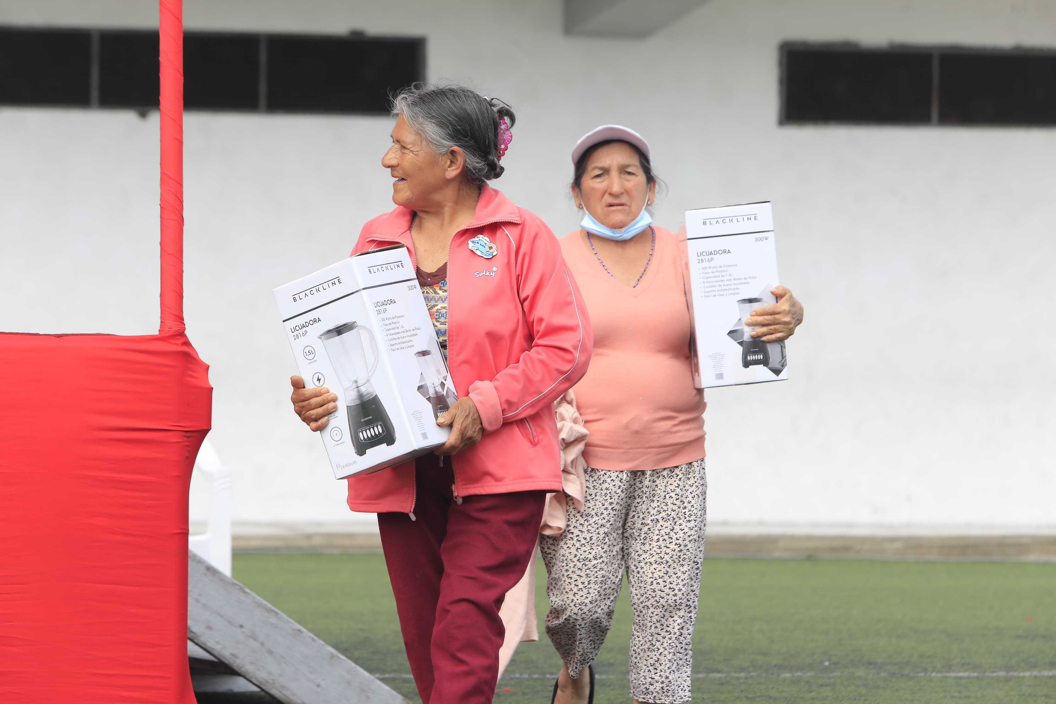 Mujeres valientes y desprendidas ganaron premios donados por la empresa privada