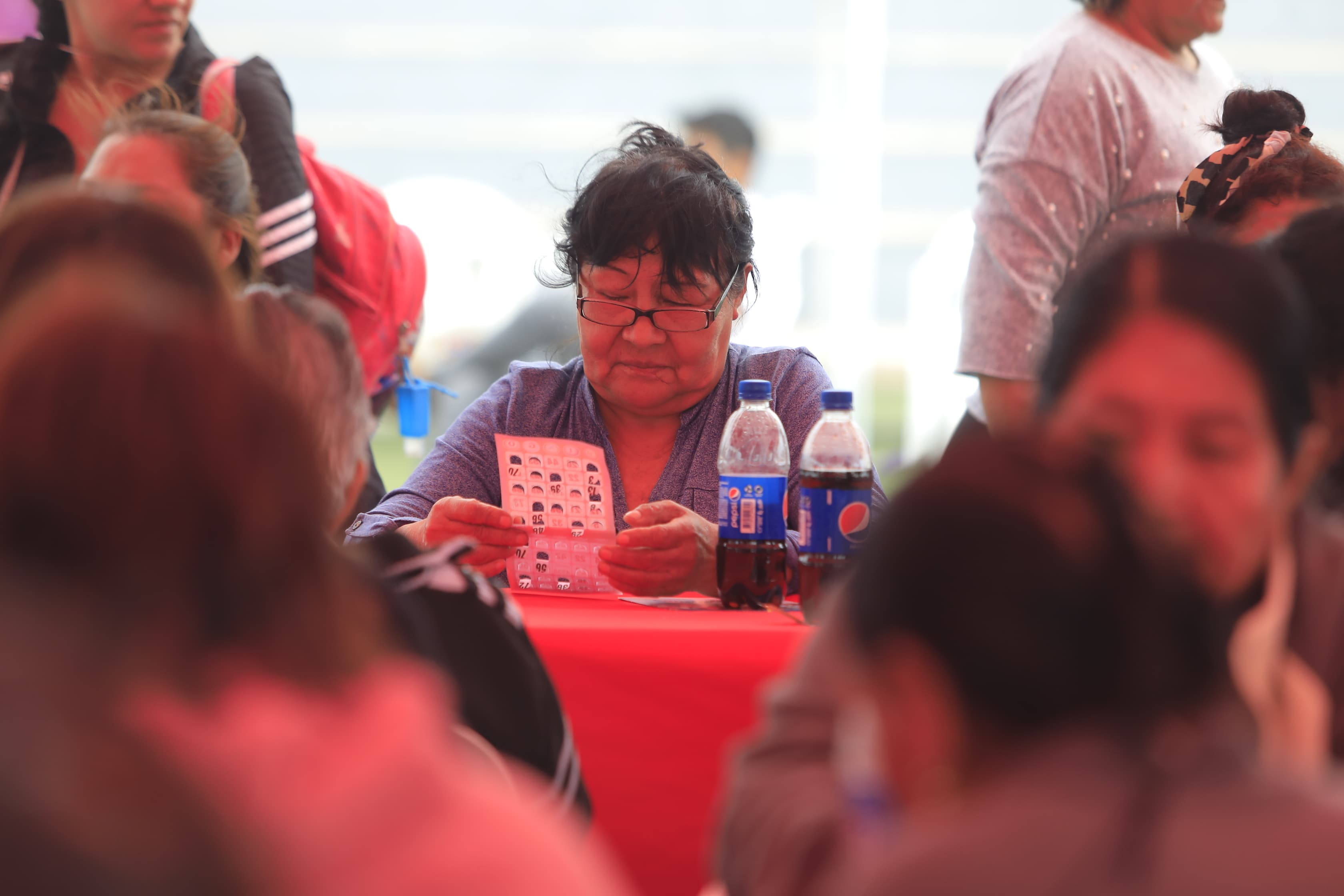 Concentración máxima durante el juego del bingo