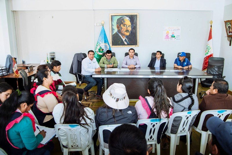 COMPROMISO DE EJECUTAR SANEAMIENTO BÁSICO Y PROYECTO PISTAS Y VEREDAS PARA LA UNIDAD VECINAL VILLA SAN CARLOS