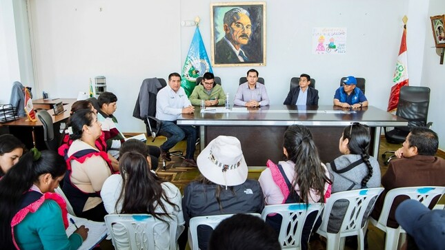 COMPROMISO DE EJECUTAR SANEAMIENTO BÁSICO Y PROYECTO PISTAS Y VEREDAS PARA LA UNIDAD VECINAL VILLA SAN CARLOS