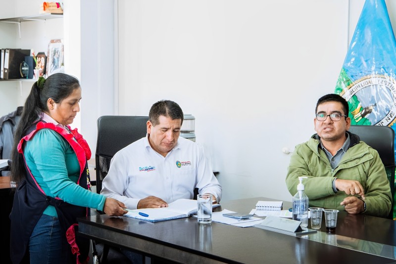 COMPROMISO DE EJECUTAR SANEAMIENTO BÁSICO Y PROYECTO PISTAS Y VEREDAS PARA LA UNIDAD VECINAL VILLA SAN CARLOS