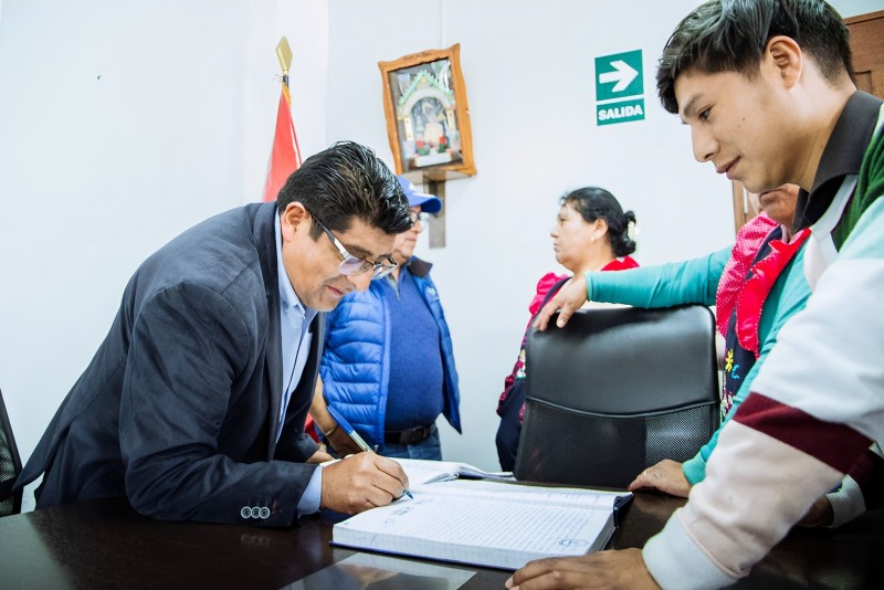 COMPROMISO DE EJECUTAR SANEAMIENTO BÁSICO Y PROYECTO PISTAS Y VEREDAS PARA LA UNIDAD VECINAL VILLA SAN CARLOS