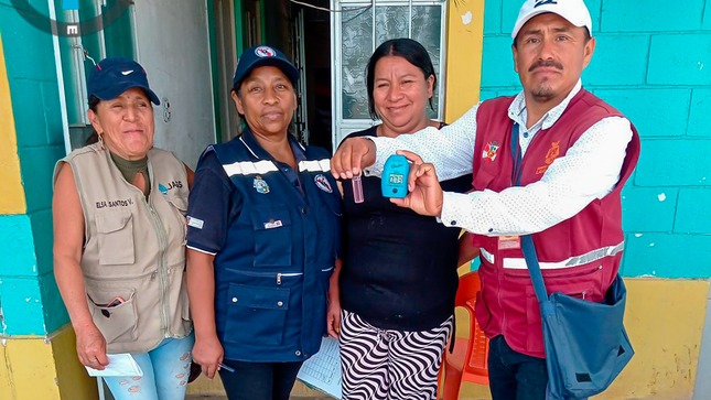 equipo técnico monitoreando la cloración de agua