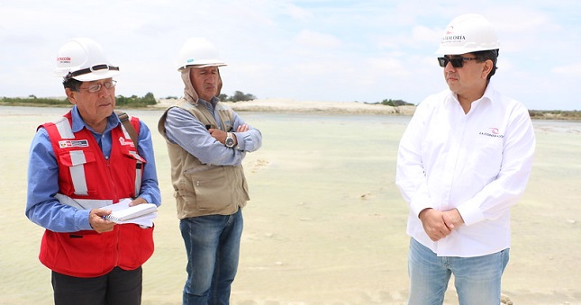 Como parte de una nueva jornada de Despacho Contralor en Piura, el contralor general, Nelson Shack, encabezó un equipo de auditores que evidenció el lento avance y el incumplimiento de plazos en la ejecución del servicio de limpieza y descolmatación del canal de Chutuque y protección Virrilá en el río Piura, la cual es una obra emblemática para evitar inundaciones en dicha región por las lluvias intensas que ocasione el Fenómeno de El Niño (FEN).