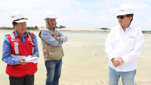 Como parte de una nueva jornada de Despacho Contralor en Piura, el contralor general, Nelson Shack, encabezó un equipo de auditores que evidenció el lento avance y el incumplimiento de plazos en la ejecución del servicio de limpieza y descolmatación del canal de Chutuque y protección Virrilá en el río Piura, la cual es una obra emblemática para evitar inundaciones en dicha región por las lluvias intensas que ocasione el Fenómeno de El Niño (FEN).