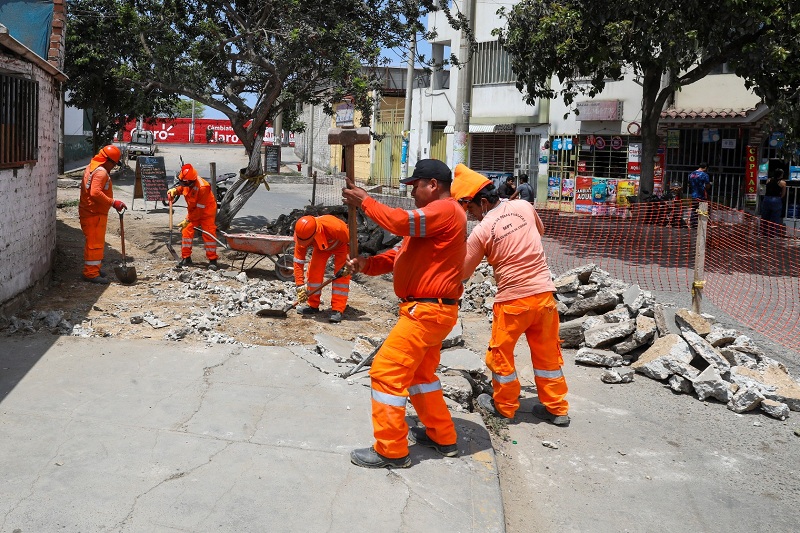 La Municipalidad Provincial de Trujillo inició el parchado de veredas en el centro histórico, donde también se viene ejecutando el mantenimiento vial.